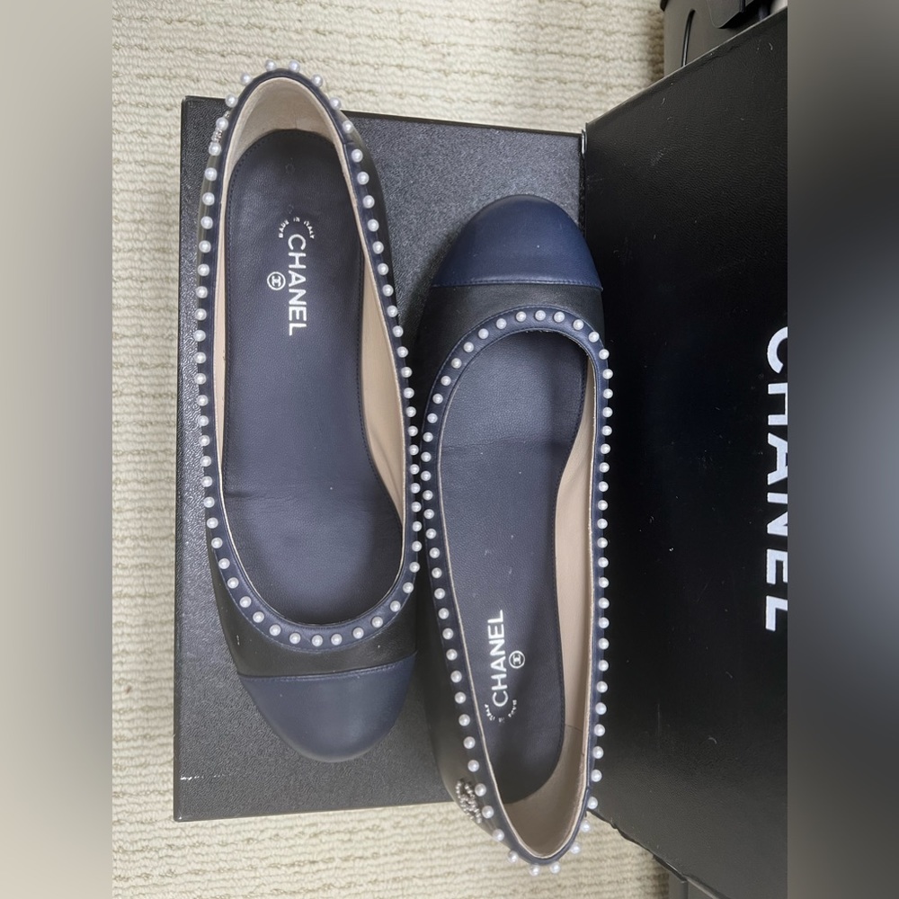 🔴Authentic CHANEL Black & Navy Leather Ballet Flats🔴 - Picture 3 of 9